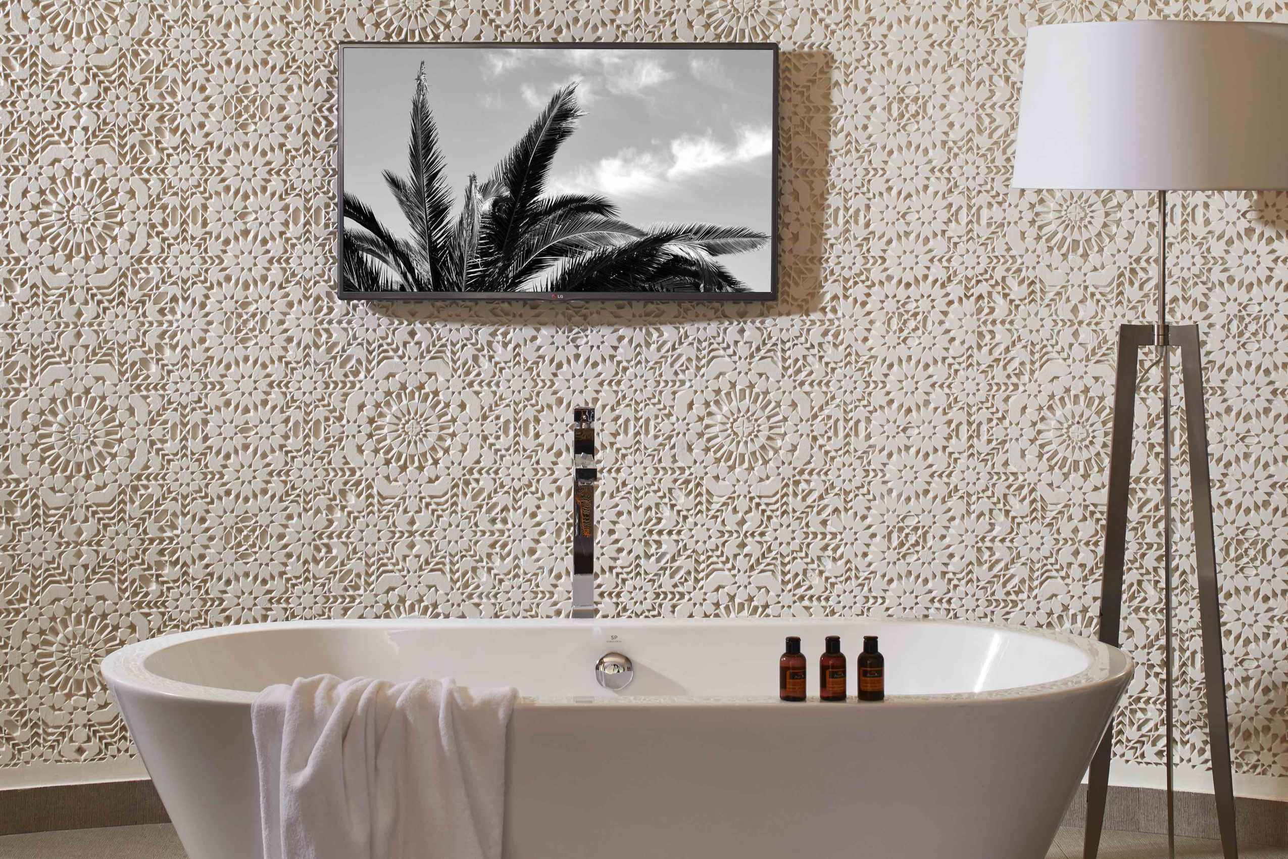 浴缸空間從天花到壁面均以成千上萬的雕花石膏版砌成，極為講究且精緻地打造出夢幻般的疏光效果。