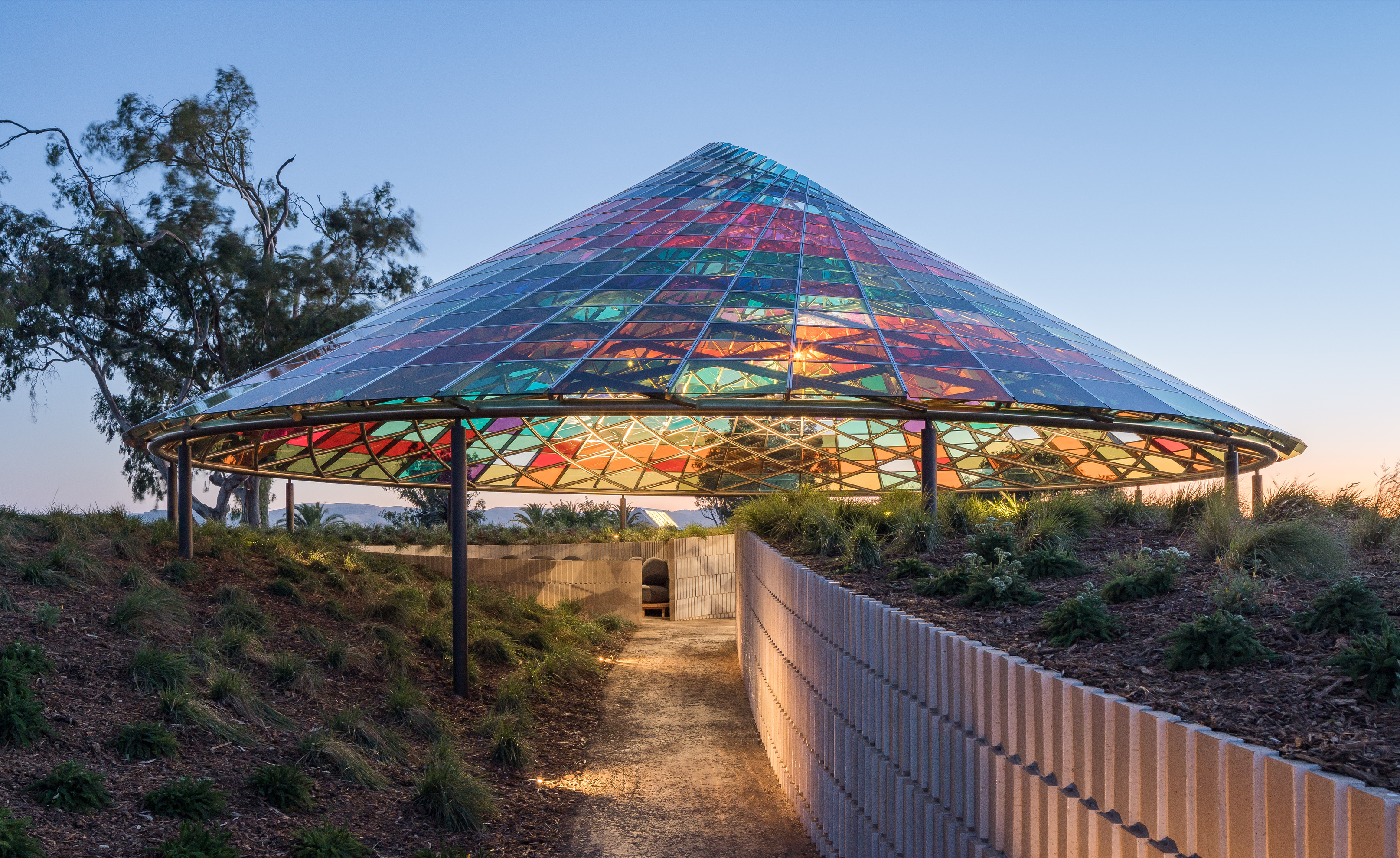 在繽紛的 Vertical Panorama Pavilion 前， 特別依順著一旁的緩坡，設計出下沉式曲線形通道。