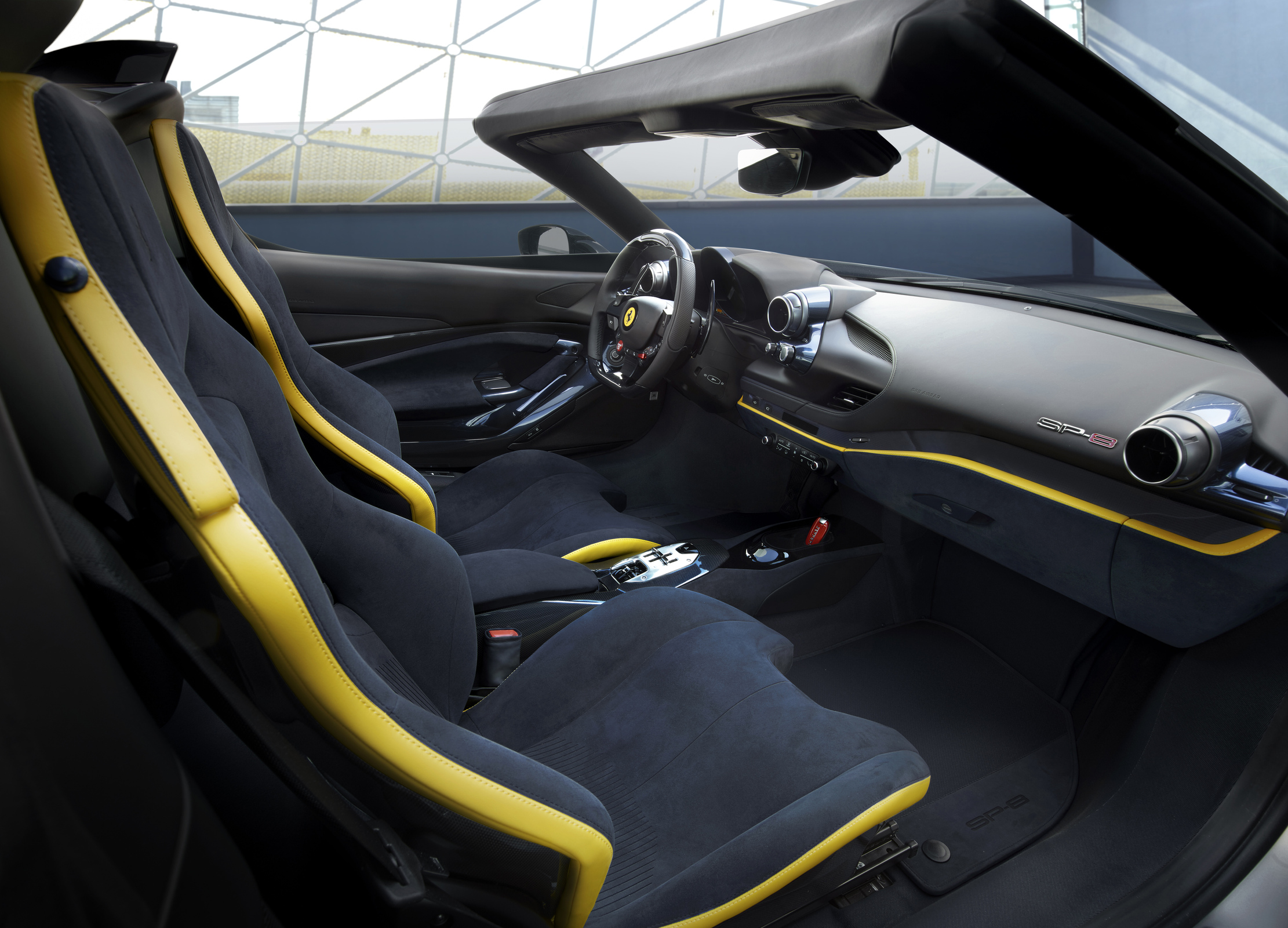 Ferrari SP-8 採黑黃雙色調內裝搭配敞篷設定，魅力達到巔峰。