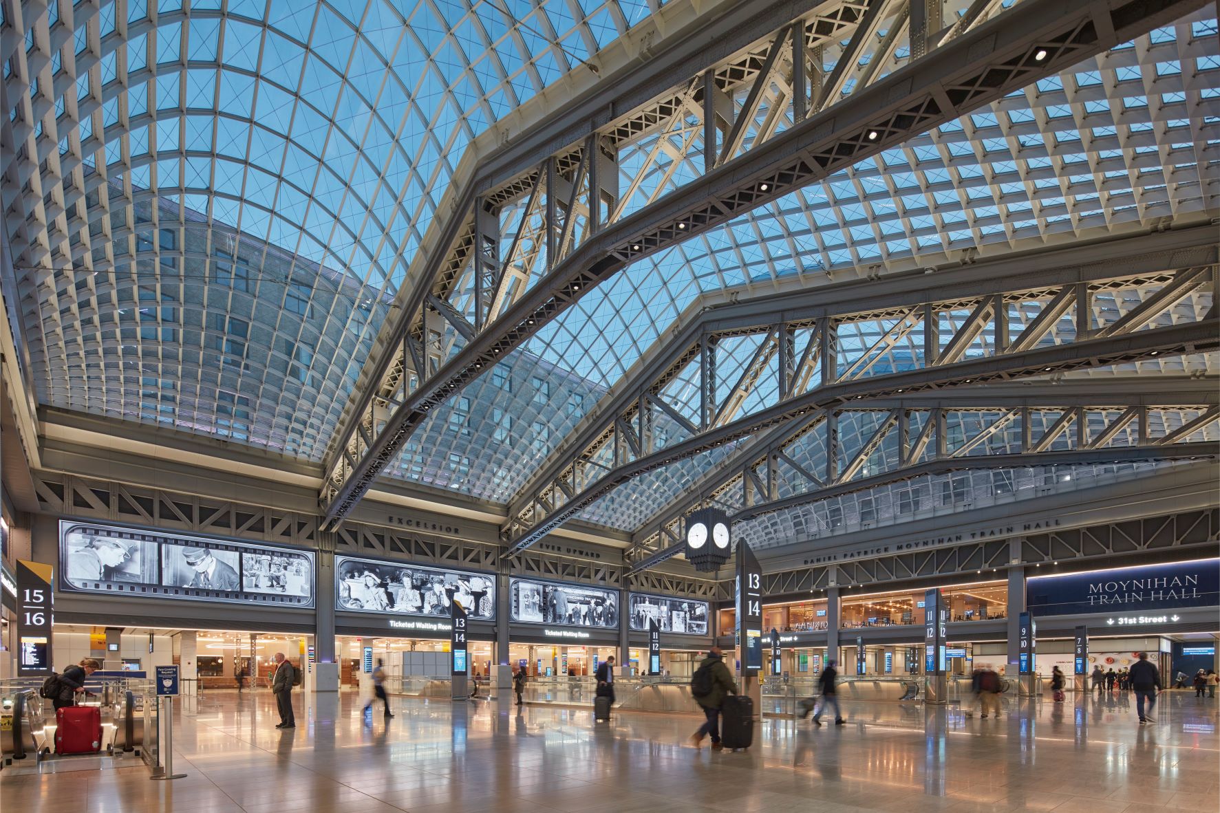 Moynihan Train Hall 以原建築的大型鋼骨衍架為基礎，建構出展現流線波動美感的巨型天窗屋頂。