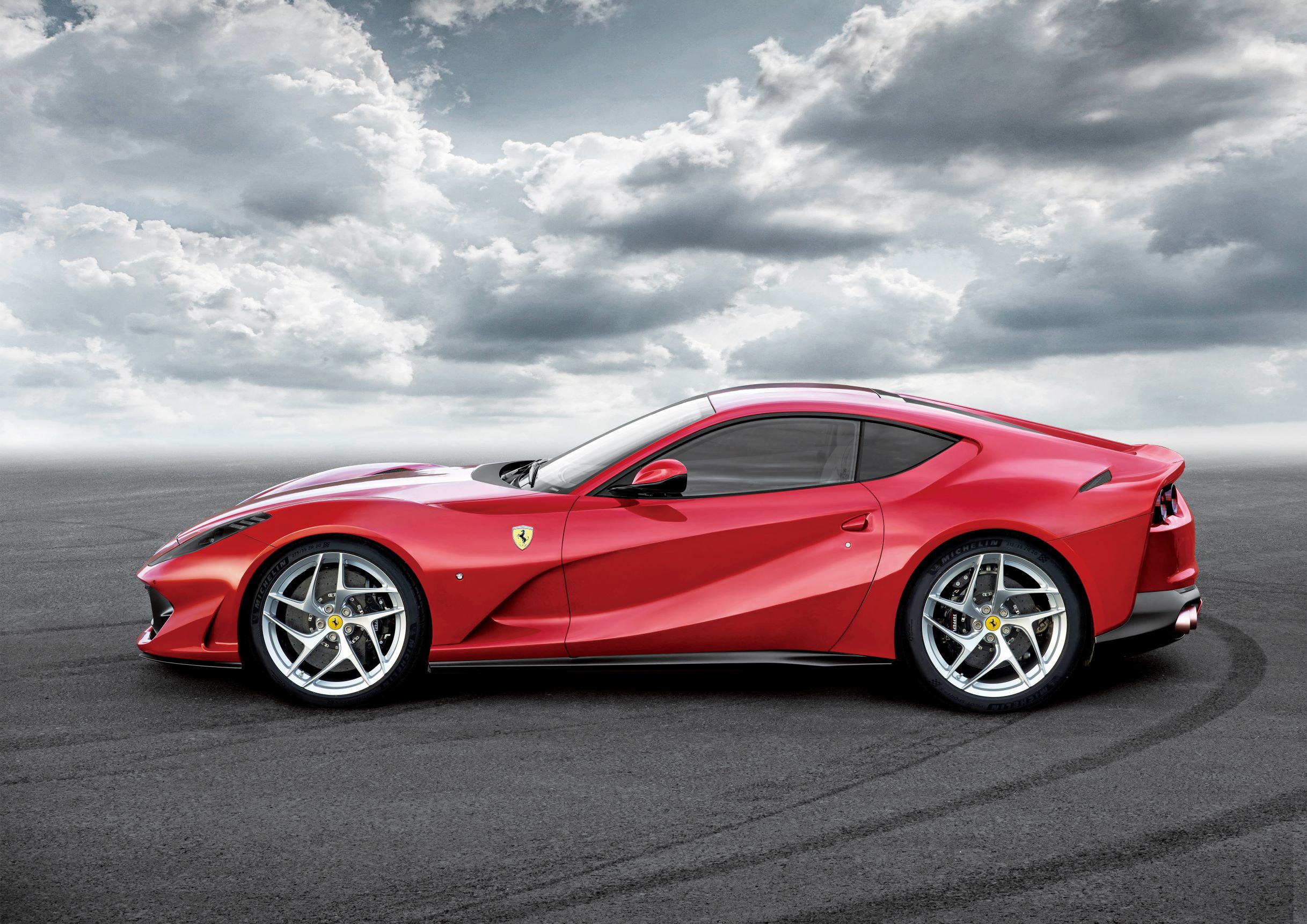 前中置 V12 引擎，812 在法拉利家族定位為最硬派頂級 GT 跑車。