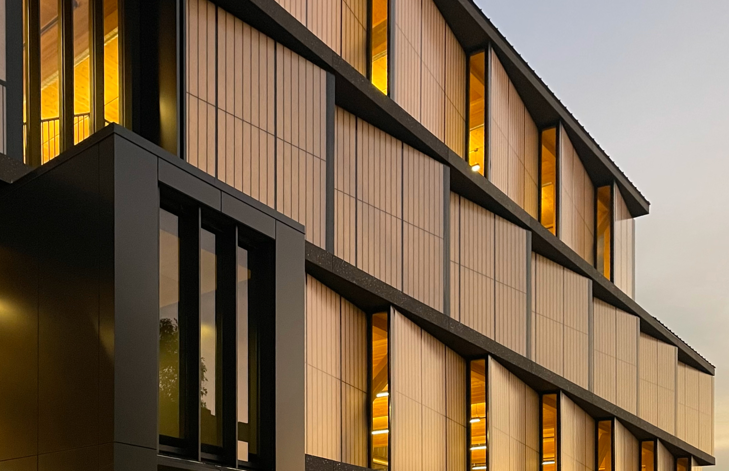 傾斜窗面框景博物館和校園大道。（ © Tom Trenolone ）