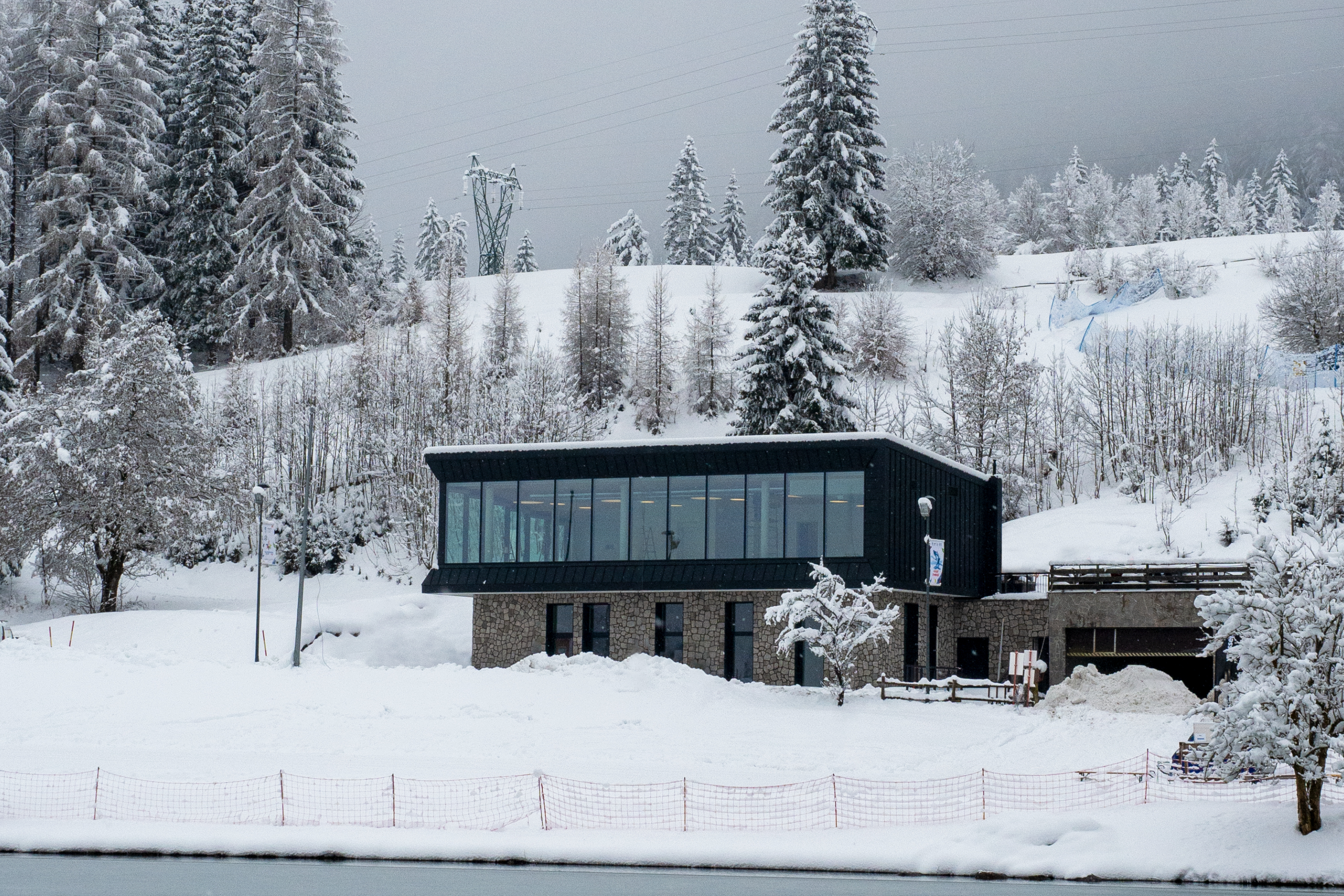 黑色金屬外觀在白雪覆蓋的高山上，形成鮮明對比。