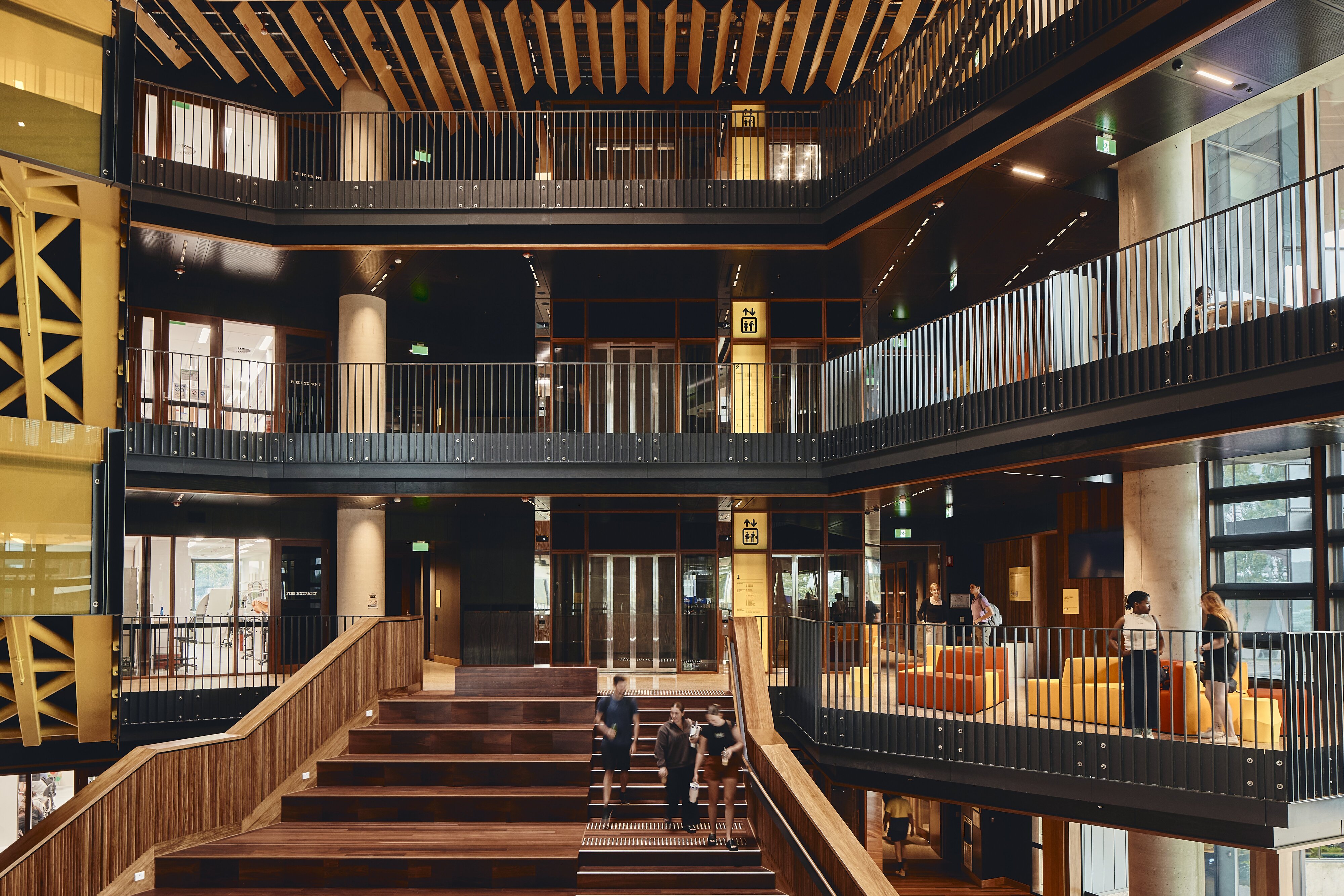 環繞中庭層層堆疊非正式的交流區域，並串聯校園主要動線。（ © Peter Bennetts ）