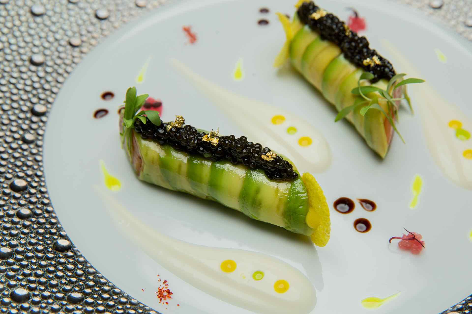 「蘇格蘭三文魚牛油果卷伴魚子醬」鮭魚、酪梨的軟嫩口感入口即化，魚子醬的鹹香讓整體味道更加鮮美。