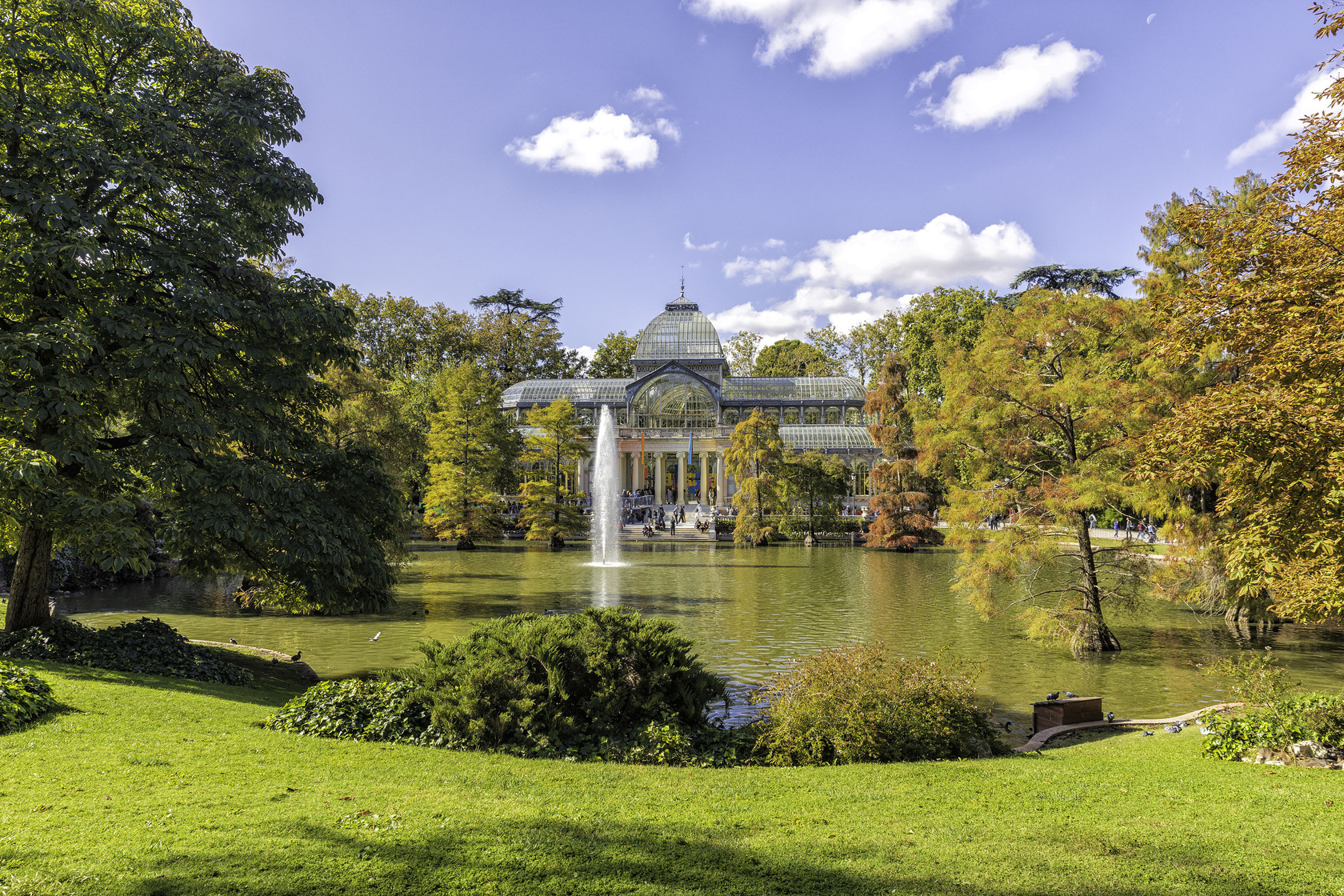 麗池公園內的水晶宮，是西班牙 19 世 紀新古典主義代表建築，目前隸屬於索菲亞王后藝術中心。(Álvaro López del Cerro © Madrid Destino)