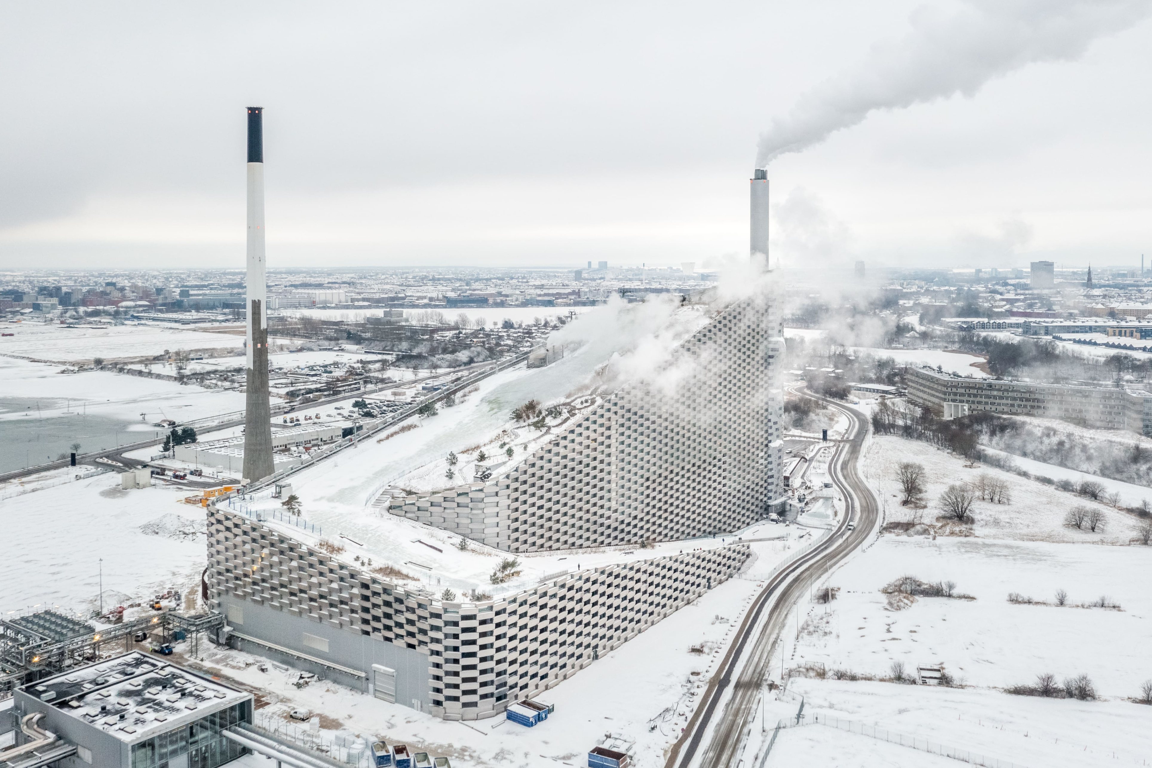 藉由發電廠內部空間機械設備的高度排列，形成連續傾斜屋頂，打造出全球首座可滑雪的發電廠。（ © Rasmus Hjortshøj）